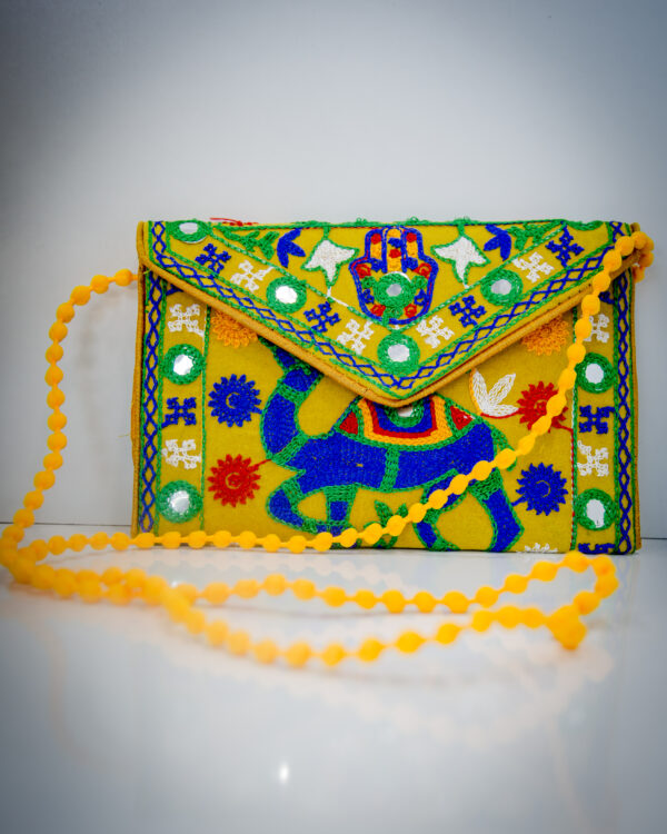 Sac artisanal brodé jaune